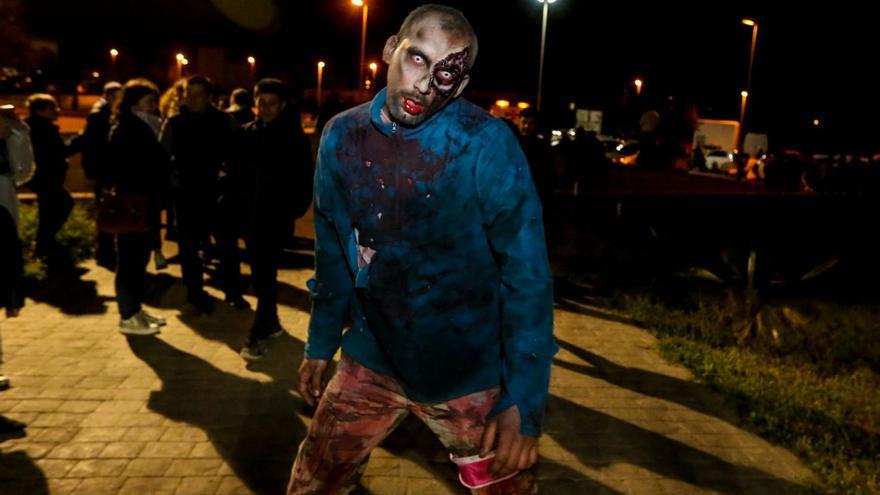 Participantes en una edición anterior del Survival Zombie en ses Psaïsses. | TONI ESCOBAR