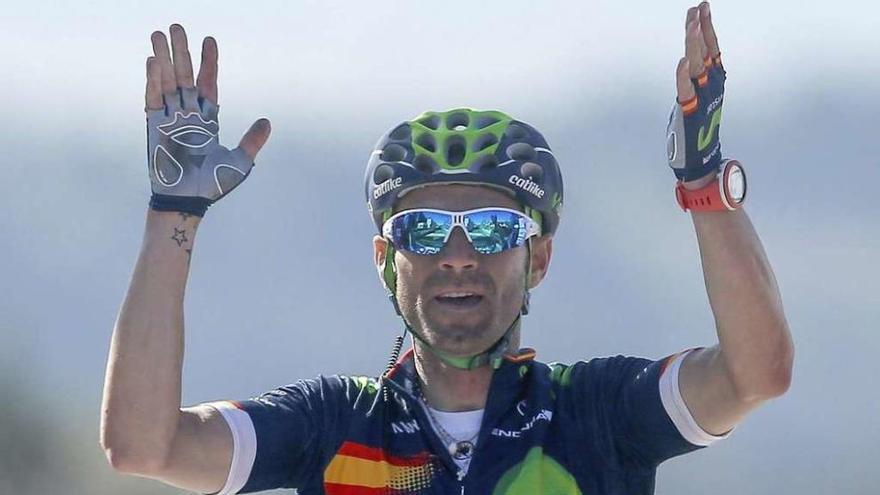 Alejandro Valverde festeja la victoria en la Flecha Valona.