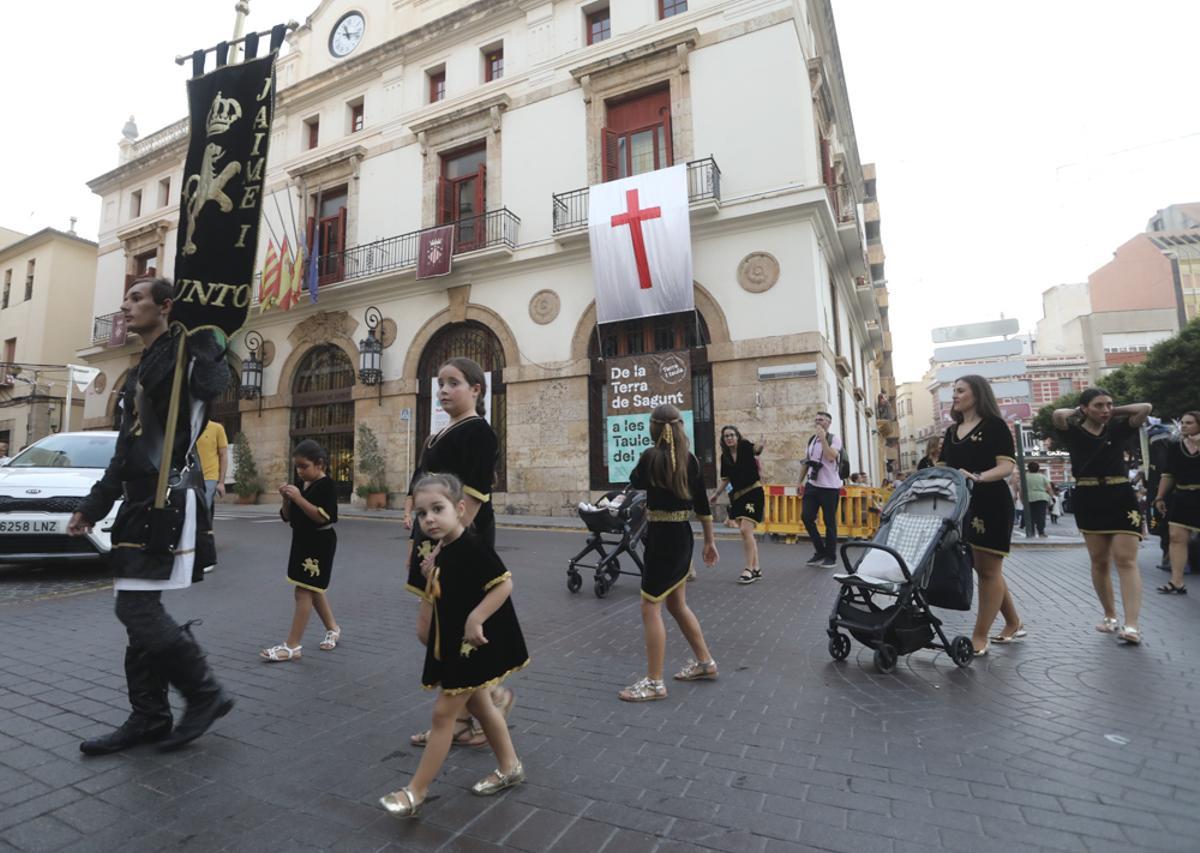 Los Moros y Cristianos de Sagunt rinden homenaje a Vicente Vayà