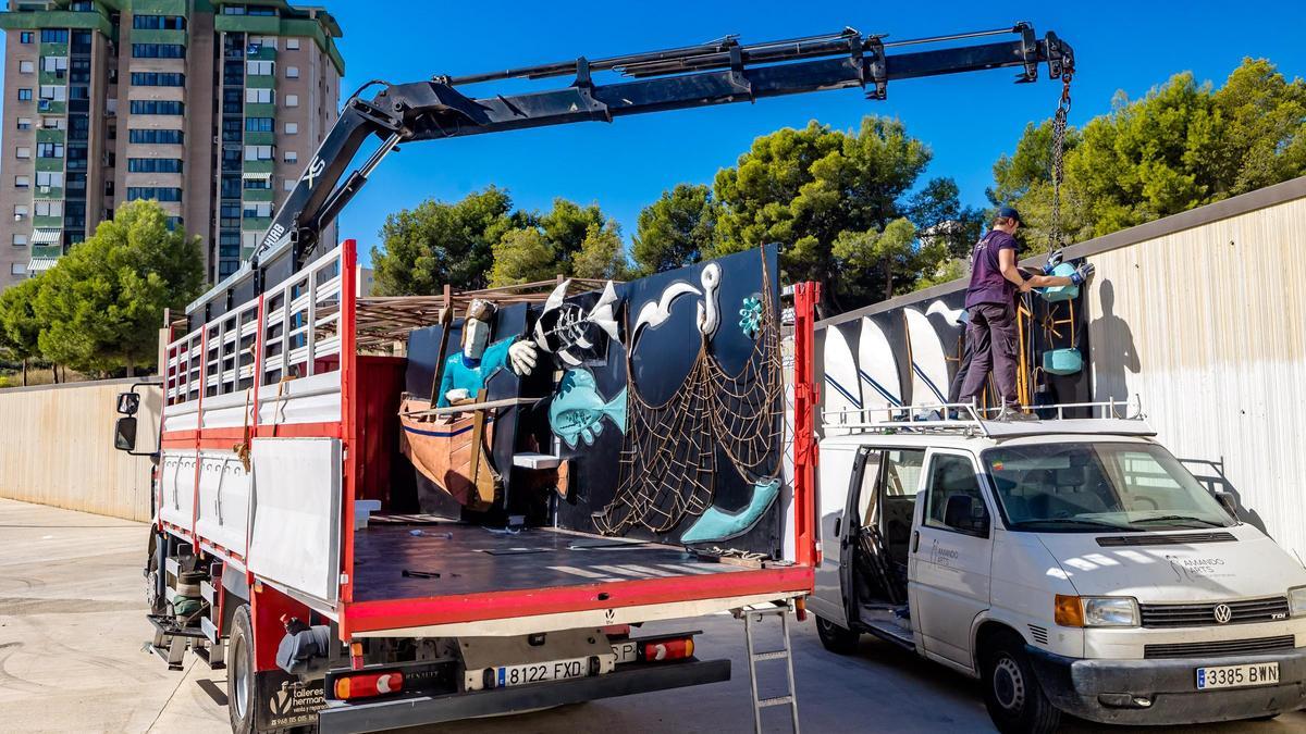 Los trabajos de colocación del mural en Foietes en Benidorm.
