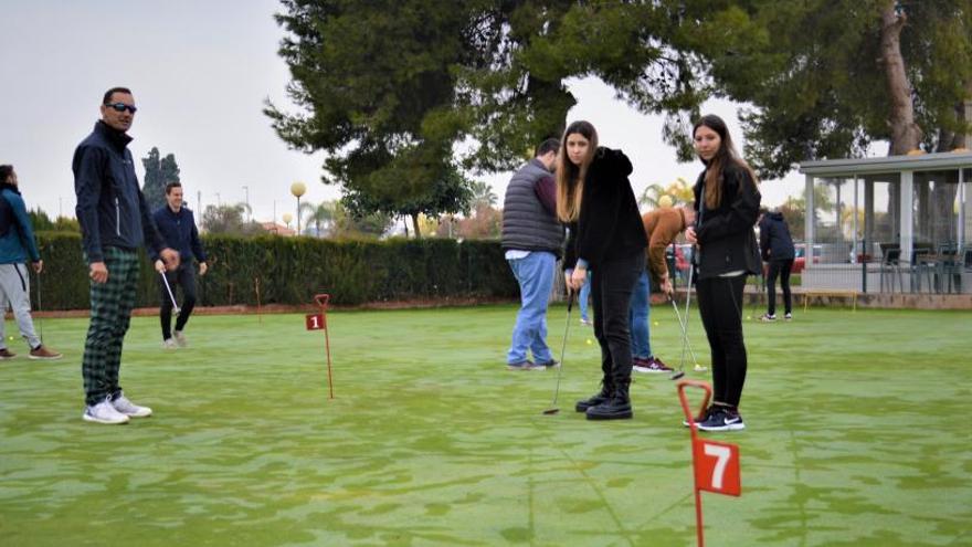 Los alumnos en el campo de golf