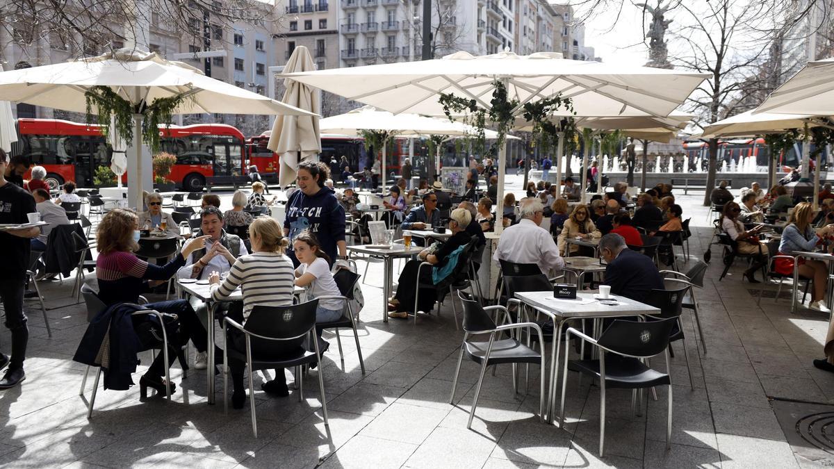 Gente en terrazas en la plaza España