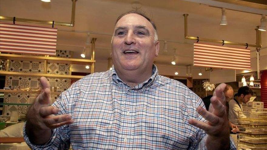 José Andrés ofrece trabajo a una monitora despedida por dar de comer a un estudiante