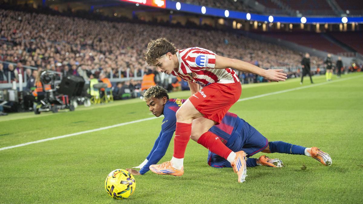 Lamine Yamal y Julián Álvarez pugnan por un balón en el partido de Liga entre el Barça y el Atlético disputado en el Camp Nou.