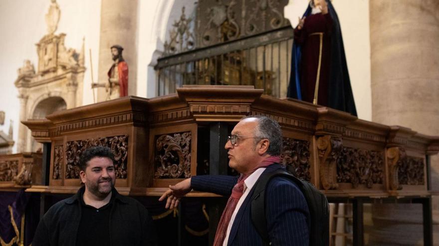 El tallista José Ángel Domínguez y el presidente de la Vera Cruz, Teo Hernando, junto a la mesa.