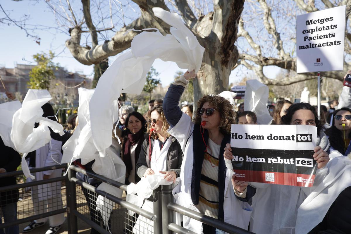 Multitudinaria manifiestación de médicos en el 2º dia de huelga