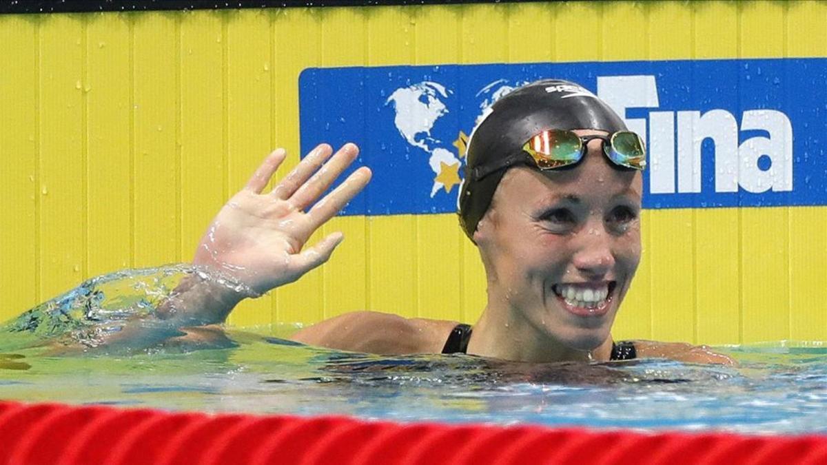 La nadadora del Sant Andreu, contenta tras imponerse en su serie