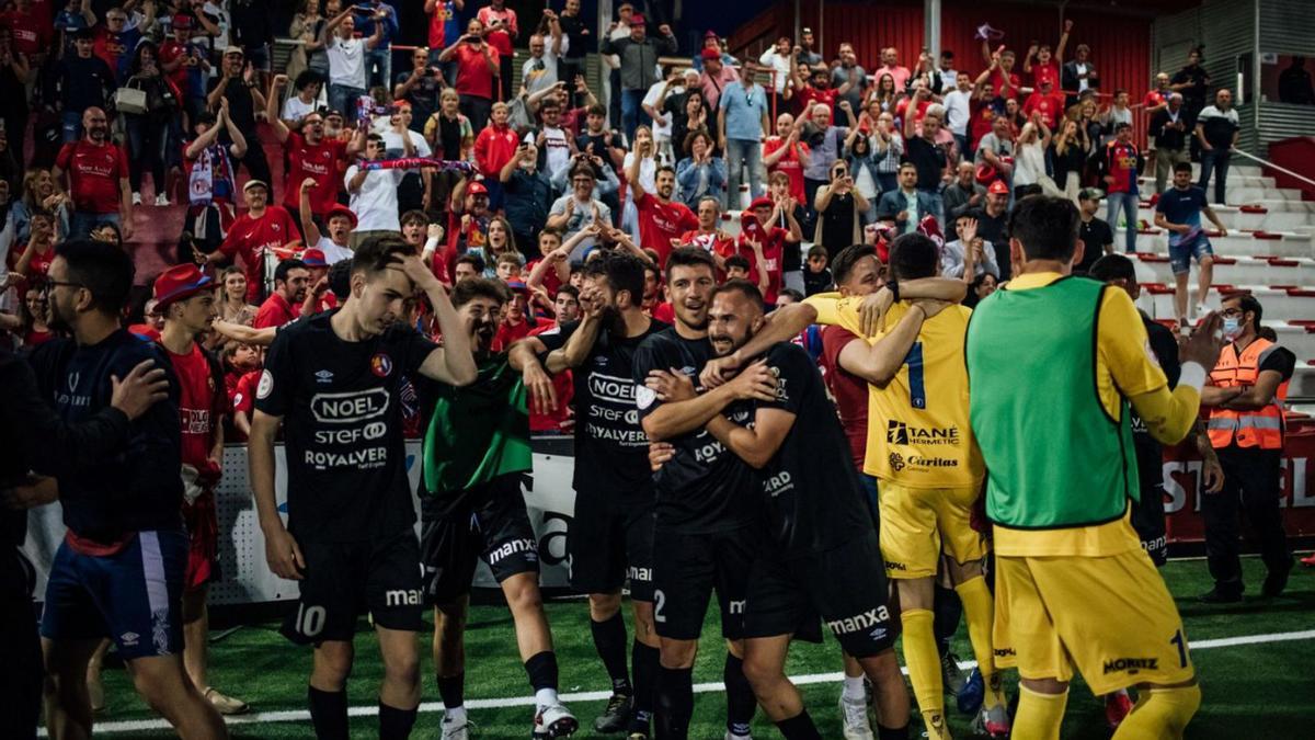 La plantilla i l’afició de l’Olot celebra a Rubí la classificació per l’eliminatòria final. | UE OLOT