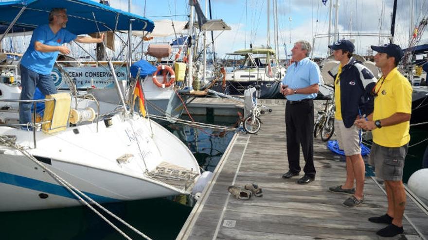 Pedro Quevedo visita una de las embarcaciones que llegó ayer al Muelle Deportivo