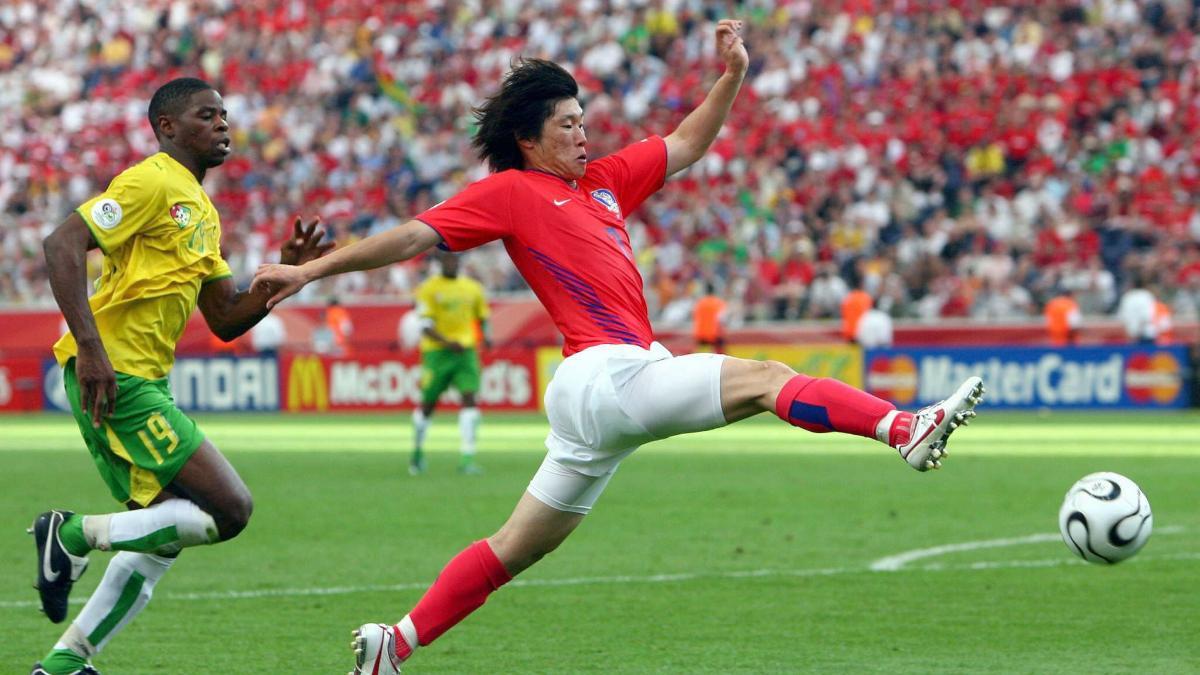 Assemoassa (QEPD) ante Ji Sung Park en el Mundial de 2006