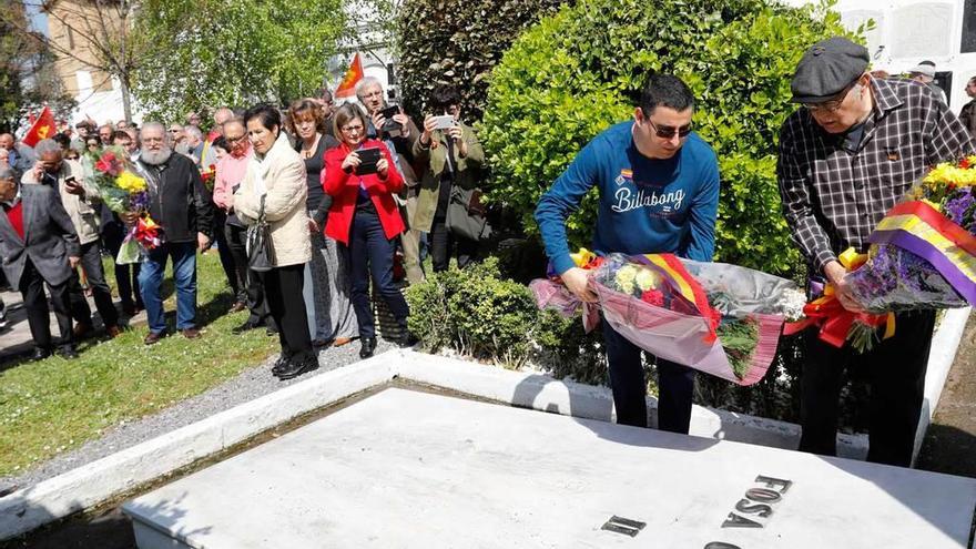 Ofrenda floral, acto político y música para reivindicar el espíritu republicano