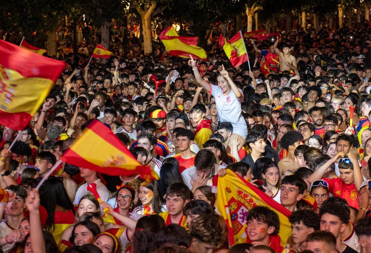 Más de 7.500 personas vivieron la final del Mundial en la Plaza de Cervantes de Alcalá: búscate en las fotos