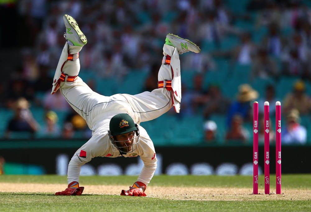 El jugador de cricket Matthew Wade, de Australia, se lanza para bloquear una pelota.