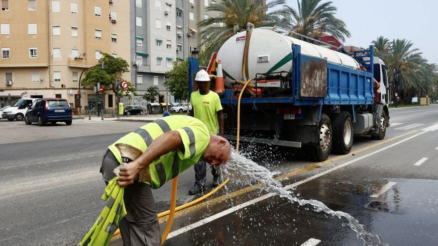 La nueva ola de calor suma aire africano, reventones secos y récords en el interior | FOTOS J.M. LÓPEZ