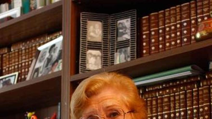 Elisa González Sampedro, con su libro.