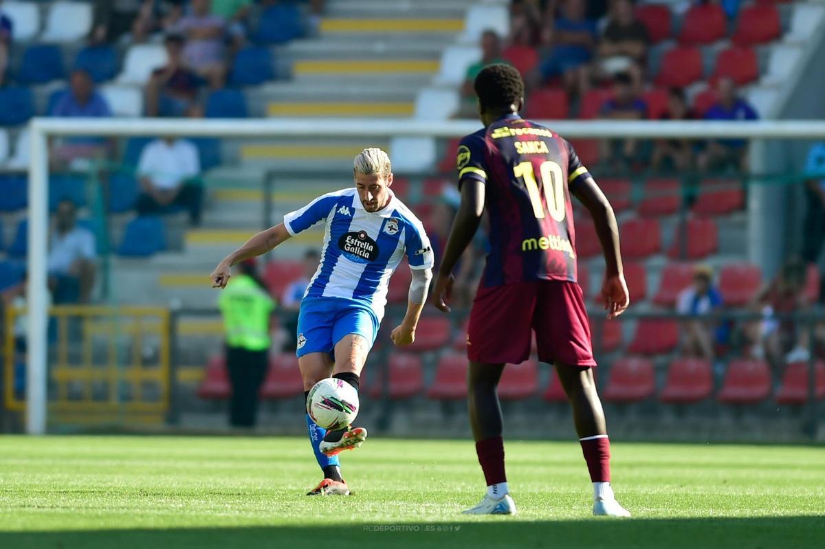 Escudero, en un choque con el Deportivo.