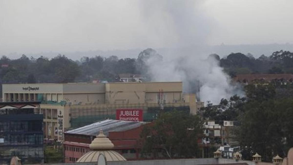 Una columna de humo sale del centro comercial Westgate de Nairobi, donde se han oído nuevos disparos y una explosión, este martes.