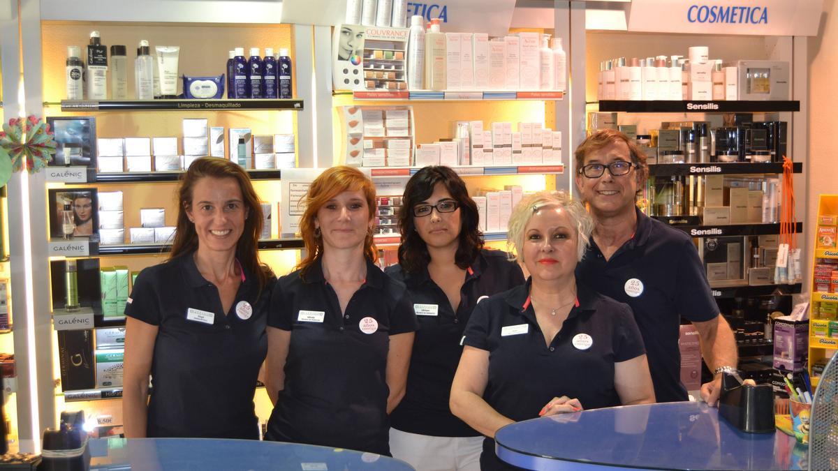 Imagen de archivo con el equipo humano dela farmacia, cuando celebró sus 25 años