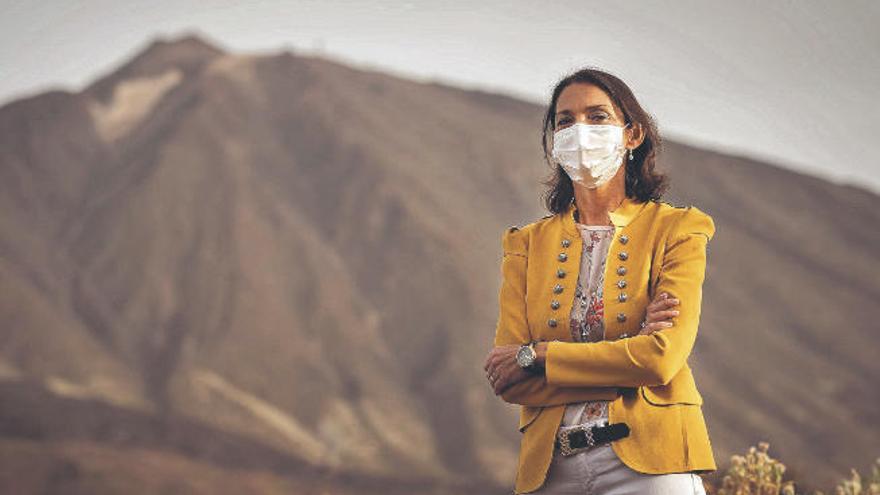 La ministra Reyes Maroto posa para la entrevista en el Parador del Teide con el volcán a sus espaldas.