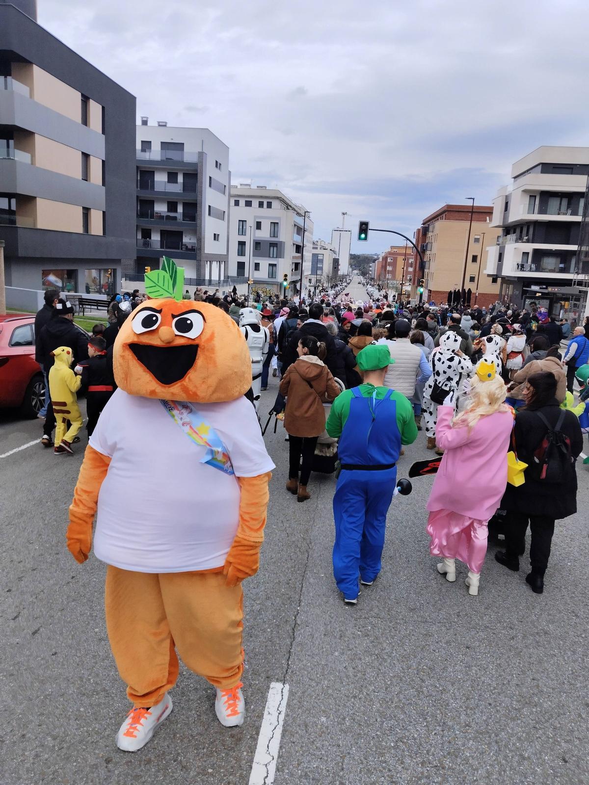 Los desfiles de Antroxu en Nuevo Roces y El Coto, en imágenes