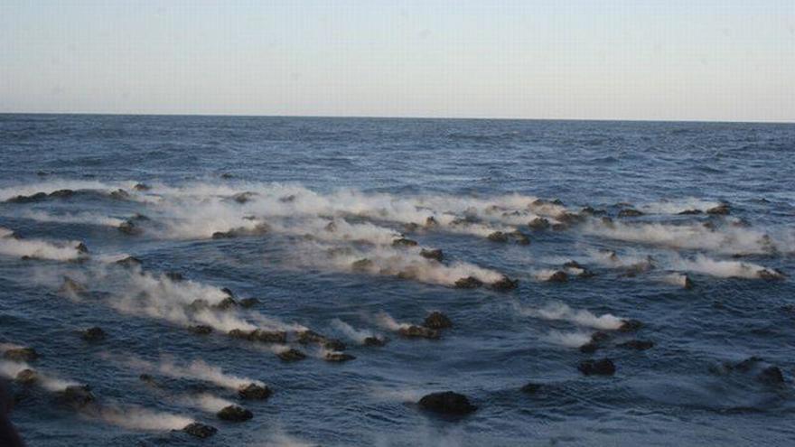 El mar continúa escupiendo piedras de lava en El Hierro