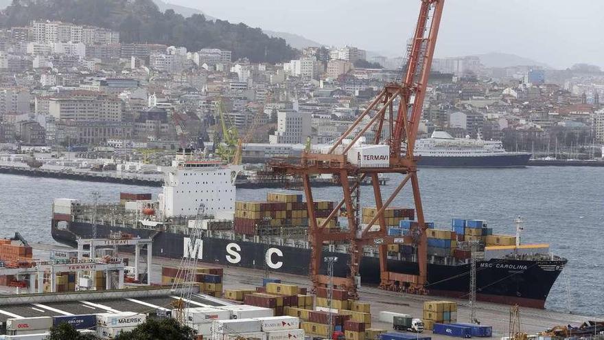 Un buque de MSC, atracado en la terminal de contenedores de Vigo. // R. Grobas