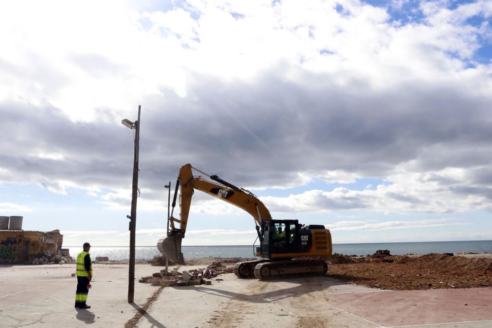 Trabajo de demolición de las antiguas pistas de tenis e instalaciones sin uso de los Baños del Carmen.