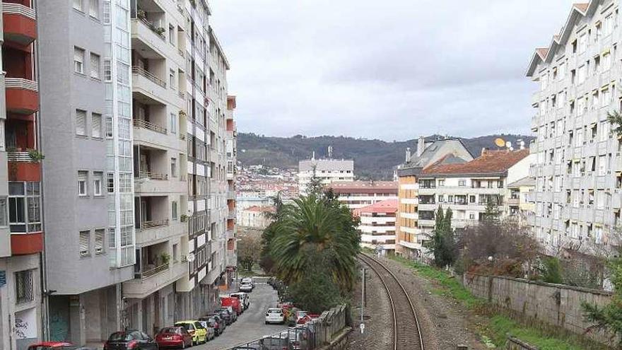 La vía atravesando el barrio de As Lagoas. // Iñaki Osorio