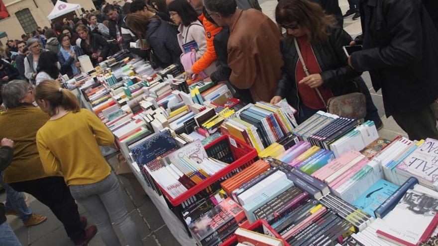 Parada de llibres a a la plaça de Cal Font d&#039;Igualada