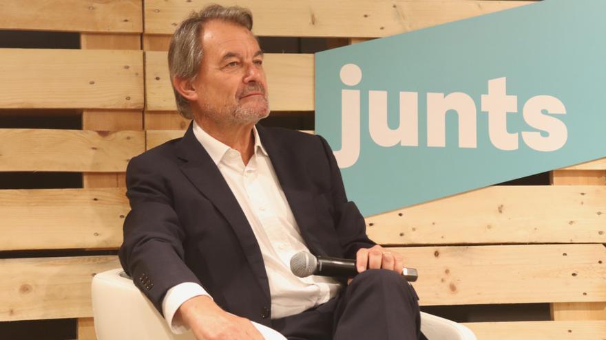 L'expresident Artur Mas participa d'un esmorzar informatiu amb la candidata de Junts, Míriam Nogueras
