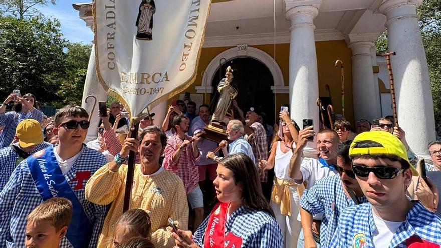 Luarca se llena para celebrar San Timoteo: cientos de romeros abarrotan el campo timoteíno para cantar el "Cumpleaños feliz" al santo