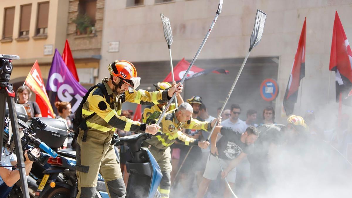 Protesta de los bomberos en Zaragoza.