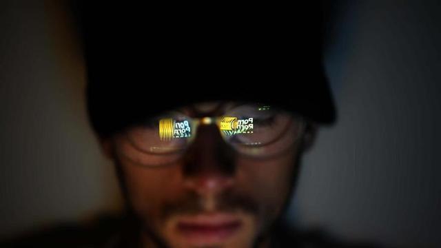 Un jove entra en una web porno, a casa seva a Madrid.
