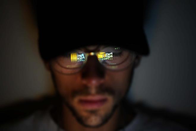 Un joven entra en una web porno, en su casa de Madrid.