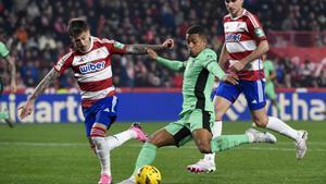 Resumen, goles y highlights del Granada 0 - 1 Atlético de Madrid de la jornada 1 de LaLiga EA Sports