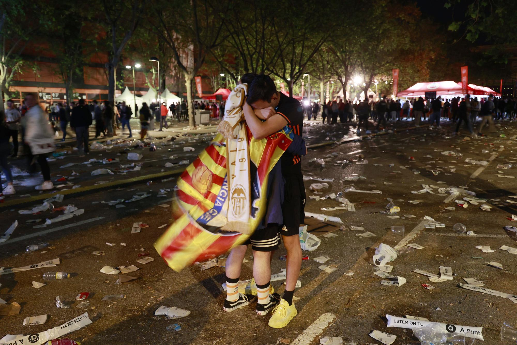 La afición del Valencia CF vibró y sufrió con sus ídolos en Valencia y en Sevilla