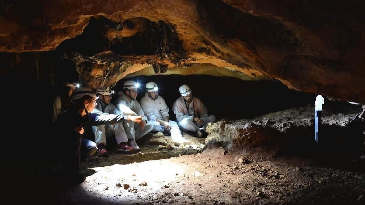 Investigación en la Cueva de la Victoria.