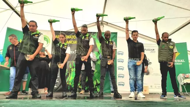 En imágenes, el Concurso de Escanciadores de Pola de Siero