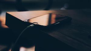 Això és el que et costa carregar el mòbil després de la pujada de la llum