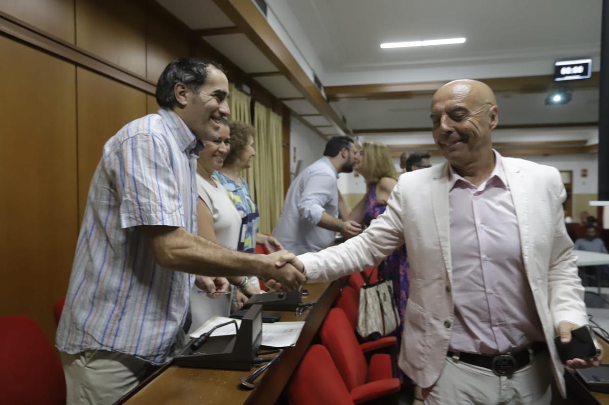 Antonio Hurtado y Juan Hidalgo, portavoces de PSOE y Hacemos Córdoba, en el salón de plenos.