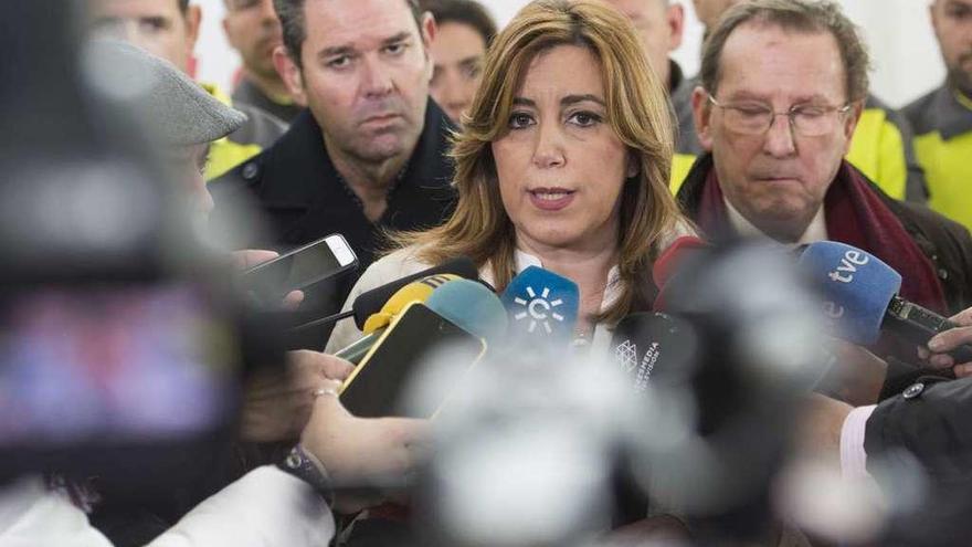 Susana Díaz: &quot;Todos los compañeros serán bienvenidos&quot;  |  &quot;Todos los compañeros y compañeras del PSOE, evidentemente, tienen las puertas abiertas de Andalucía y serán bienvenidos y bien recibidos en esta tierra, como siempre&quot;. Así recibió ayer la presidenta andaluza y secretaria general del PSOE-A, Susana Díaz, el anuncio de Pedro Sánchez de que Sevilla será la primera parada de su gira para &quot;escuchar&quot; a la militancia, antes de decidir si se presenta a las primarias socialistas. Díaz (en la foto) ya ha adelantado que no hará lo propio hasta mediados de abril.