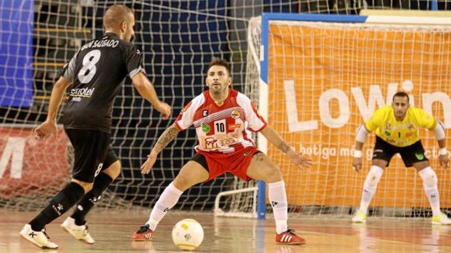 El  Manresa FS va plantar cara al Catgas Energia. 
En la foto, el manresà Gordillo defensa el jugador colomenc Dani Salgado