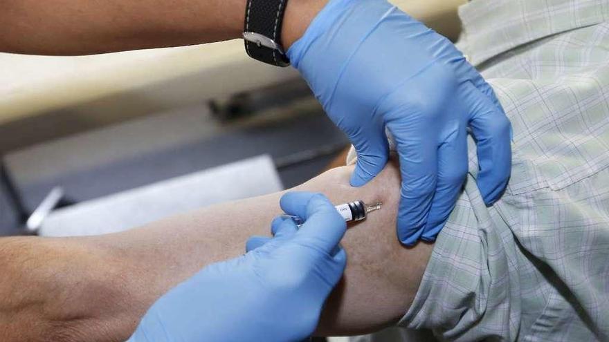 Una hombre recibe la vacuna de la gripe durante la última campaña.