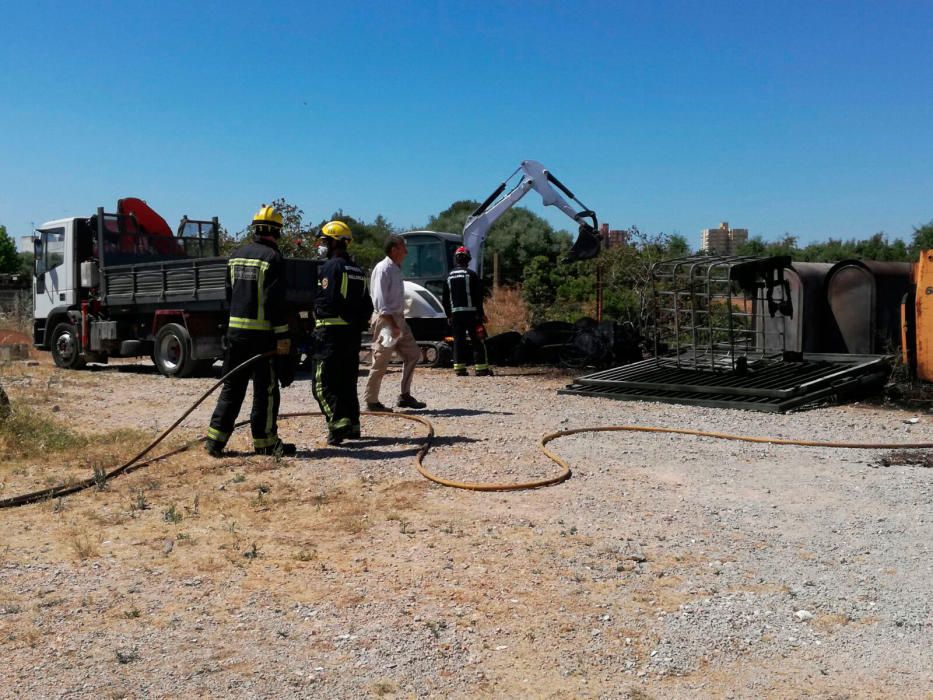 Un incendio quema neumáticos y una retroexcavadora en Marratxí