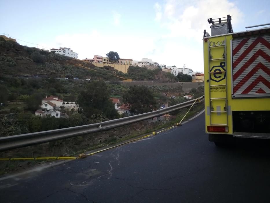 El quitamiedos salva a un coche de caer al barranco de San Miguel en la GC-41