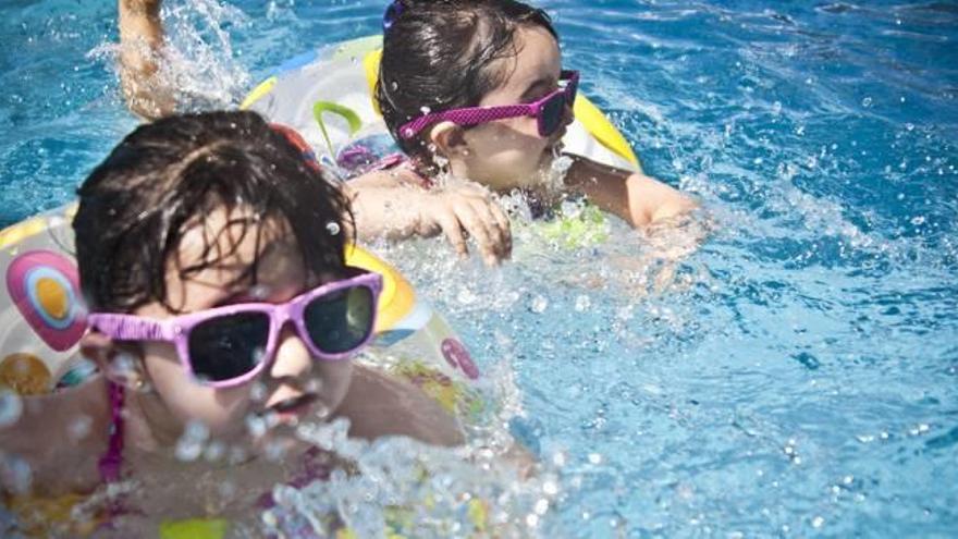 El abuso del baño en las piscinas puede causar infecciones oculares