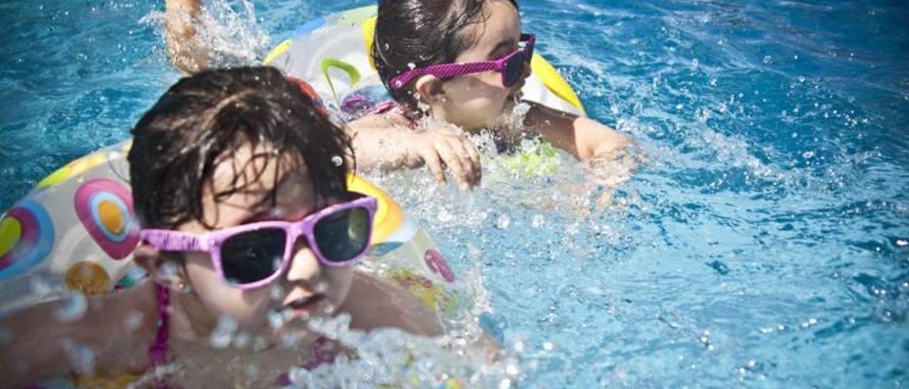 Las conjuntivitis se multiplican en verano debido, entre otros motivos, al exceso de cloro de las piscinas.