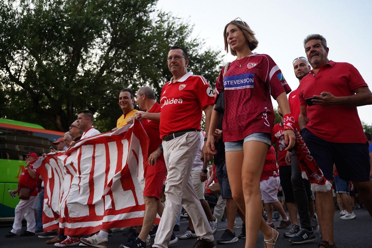 Miles de sevillistas participaron en la protesta convocada para reclamar cambios en la directiva del club. Miles de sevillistas participaron en la protesta convocada para reclamar cambios en la directiva del club.