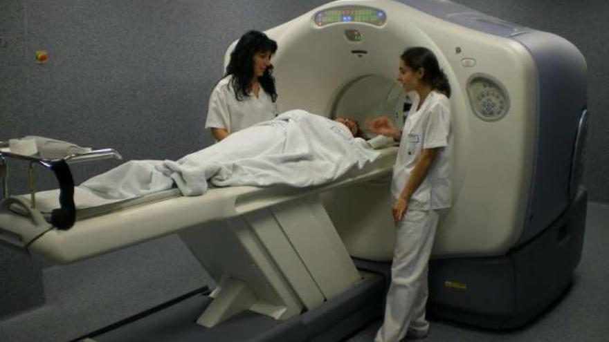 Una paciente es sometida a un TAC en un hospital gallego.
