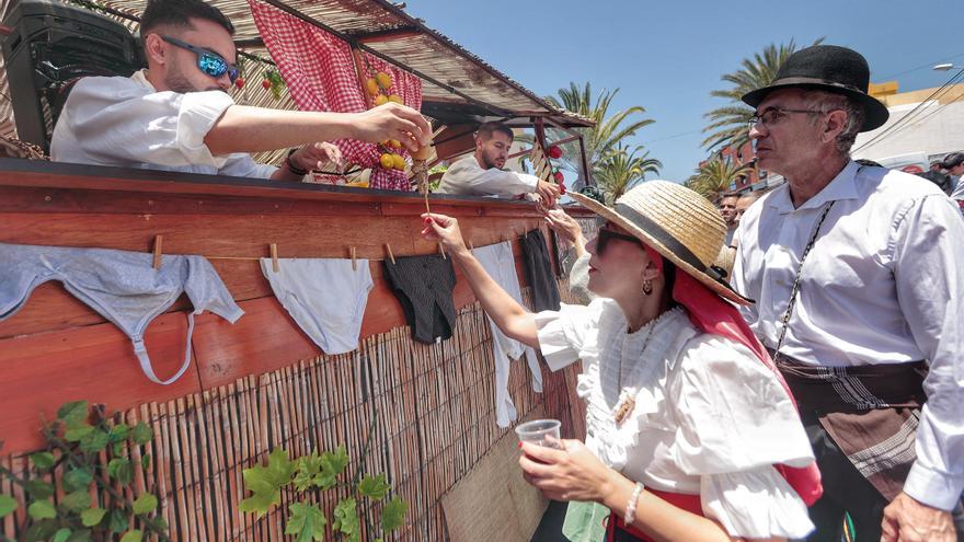 «¿Tienen ganas de fiesta?»: la romería de San Isidro congrega a más de una decena de carros y carretas
